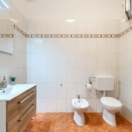 דירה Charmantes Mit Babybett, Privatem Balkon, Grill, Wifi *