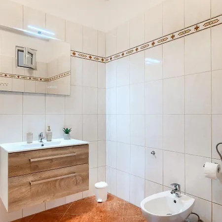 Charmantes Mit Babybett, Privatem Balkon, Grill, Wifi דירה *