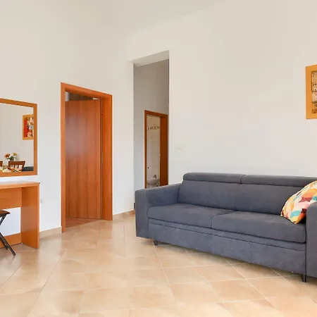 Charmantes Mit Babybett, Privatem Balkon, Grill, Wifi דירה